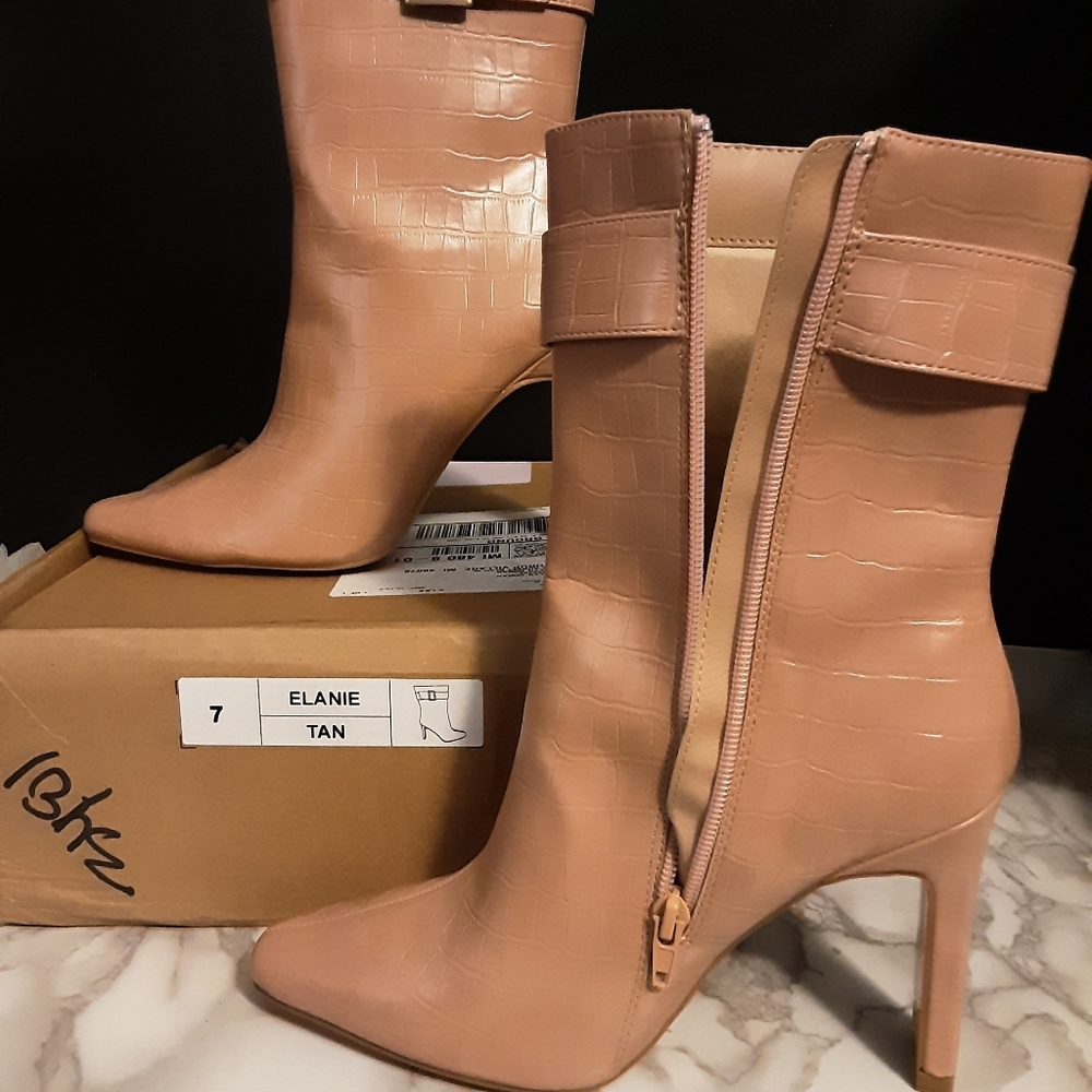 Journee Collection, Elanie sz 7